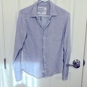 Frank & Eileen “Barry” style linen shirt light blue and red polka dots